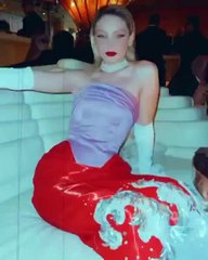 جيجي حديد تلهمنا لمكياج مشرق وجريء في سهرات الصيف