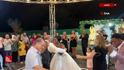 Hatay'ın Ganalı gelini Gifty davul zurna eşliğinde gerçekleşen düğününün tadını çıkarttı