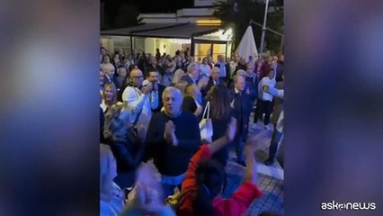 Tajani balla sulle note di "Un'avventura", è l'omaggio di FI a Mogol