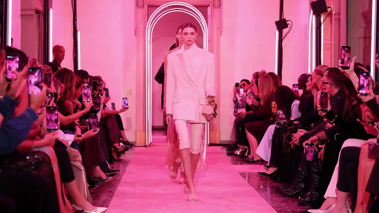 Tra luce e ombra: la sfilata manifesto di Elisabetta Franchi alla Milano Fashion Week