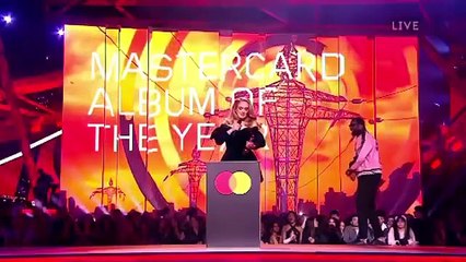 أديل متفوّقة على النجمات في حفل Brit Awards 2022