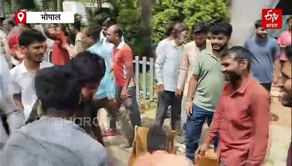 मोहन यादव से मिले फ्री हेलमेट की भोपाल में छीनाछोरी, सीएम से एक बॉक्स लेने टूटी भीड़