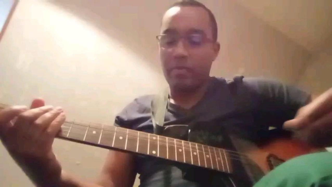 Tom FLORIS joue le morceau de musique de Stevie Ray VAUGHAN - L'Équipe du Dimanche