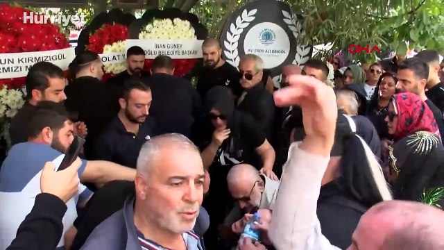 Şarkıcı Güllü son yolculuğuna uğurlandı: Kızının feryadı yürekleri dağladı!