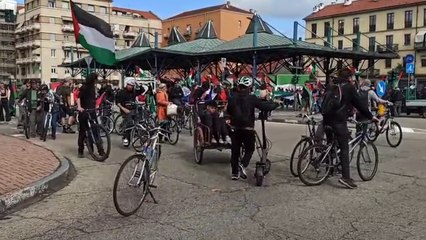 Torino, in bici, in monopattino e a piedi: parte il corteo Pro Pal diretto all'aeroporto di Caselle