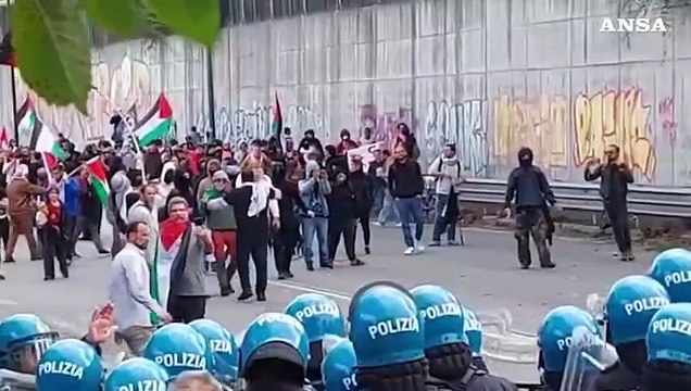 Torino, tensioni al corteo pro-Palestina: la polizia carica i manifestanti