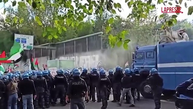 Corteo pro Palestina, scontri tra manifestanti e polizia a Torino