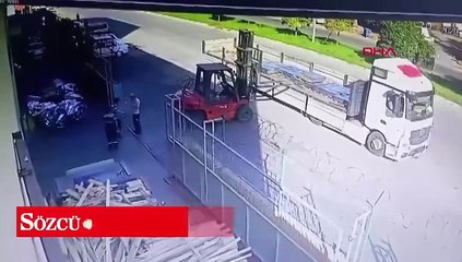 Bisikletiyle ilerlerken forkliftin çatalına çarpıp ağır yaralandı; kaza anı kamerada
