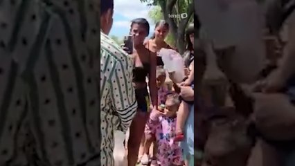 Zeca Pagodinho distribui doces no RJ e é confundido com Martinho da Vila