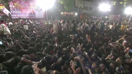 인도 남부서 선거유세 도중 압사사고...30여 명 사망 / YTN