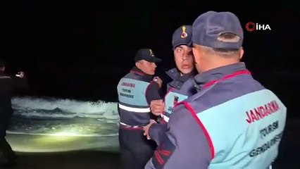 Bartın’da elbiseleri ile denize giren şahıs ekipleri harekete geçirdi