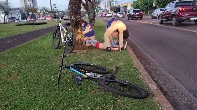 Mulher fica ferida em queda de bicicleta na Avenida Tancredo Neves, em Cascavel