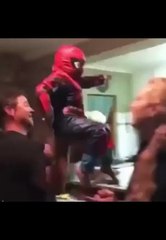 Награда "Отец года" присуждается этому парню ))