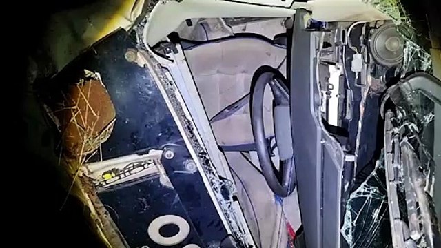 Caminhão carregado com soro de leite tomba no Contorno Oeste em Cascavel