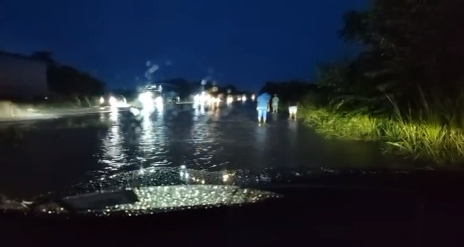 Fuertes lluvias provocan desbordamiento de una quebrada en Coclé paralizando tráfico al interior