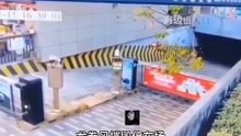 监控下离谱的一幕 #看完不笑算我输 #搞笑视频 #开心就是幸福