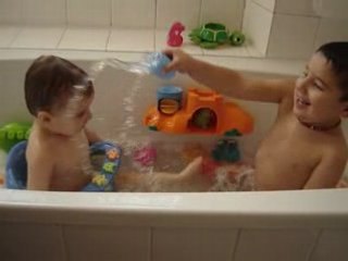 ENZO ARROSE MATHEO DANS LE BAIN...