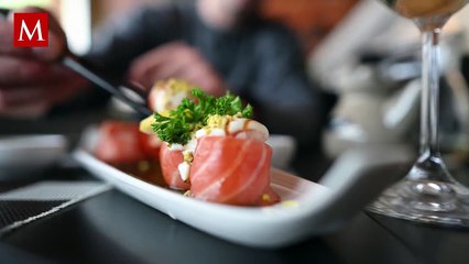 Joven termina hospitalizada tras comer sushi y enfrenta complicaciones graves de salud