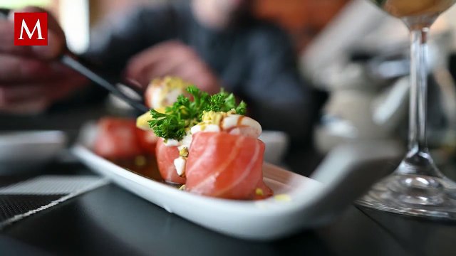 Joven termina hospitalizada tras comer sushi y enfrenta complicaciones graves de salud