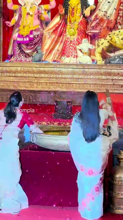 “durga maa ki jai” and that officially flags off pujo celebrations for the mukerji family kajol rani mukerji