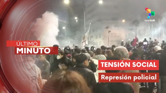 Represión policial con gases lacrimógenos en manifestaciones contra Dina Boluarte