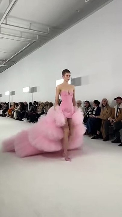 امرأة كارولينا هيريرا أكثر جرأة وأنوثة في أزياء...