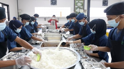 Kisah Bu Eem Usia 53 tahun Masak di Dapur MBG Alhamdulillah Saya Bisa Kerja