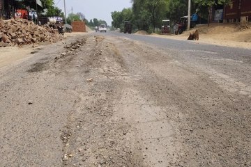 swm news: हाइवे की सडक़ पर गड्ढे दे रहे दर्द, हादसे की आशंका
