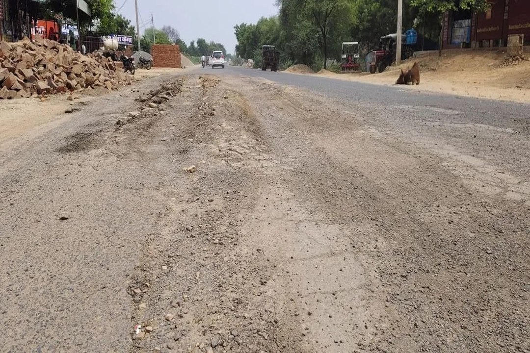 swm news: हाइवे की सडक़ पर गड्ढे दे रहे दर्द, हादसे की आशंका