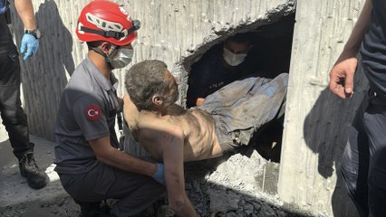 Beyoğlu’nda tünelde mahsur kaldı; duvar delinerek kurtarıldı: 6 saatlik operasyon kamerada