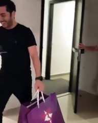 مُقدِّم برنامج "منا وجر" يُفاجِئ مساعدته الأجنبية بهذه الطريقة