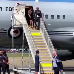 فيديو.. موقف مُحرِج لميغان أثناء نزولها من الطائرة