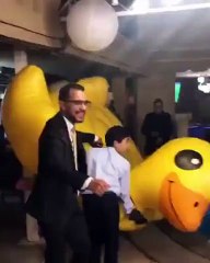 بالفيديو: شقيق عريس يُحضر بطة كبيرة ليرقص معها في حفل زفاف شقيقه