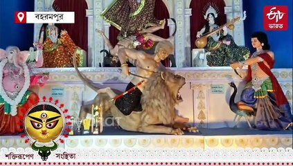 অসুররূপী ডোনাল্ড ট্রাম্প, পুজো মণ্ডপে উপচে পড়ছে ভিড়