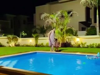 جنّات تتعثّر وتسقط في حمام السباحة