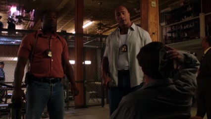 Poursuite blindée Film (2013)  - Dwayne Johnson en mode interrogatoire musclé