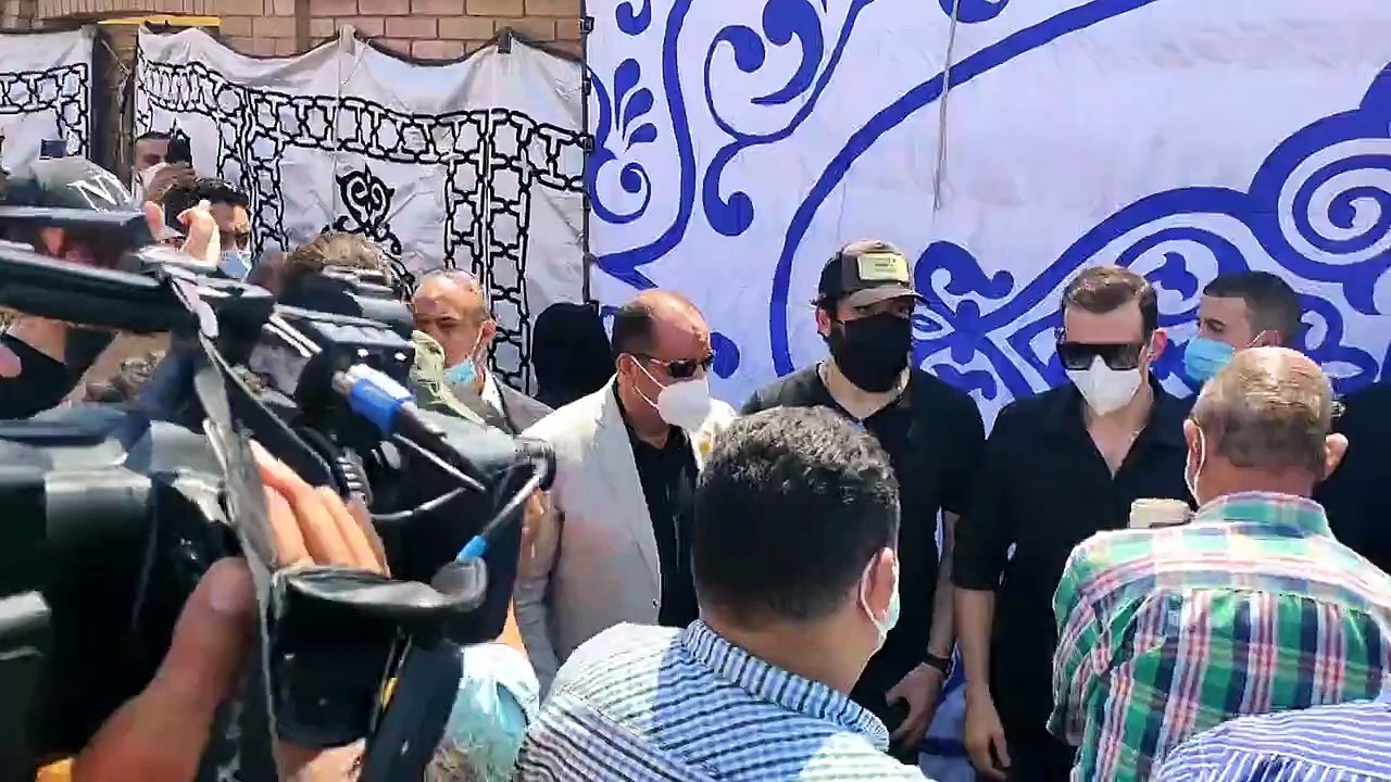 حسن الرداد ورامي رضوان يحملان جثمان سمير غانم ويتلقيان العزاء على المقابر