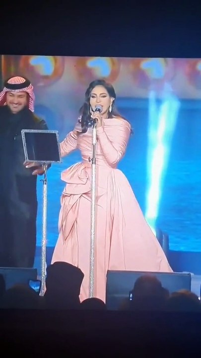 أحلام تبكي وزوجها ونجلها يصعدان لاحتضانها على المسرح