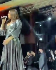 إليسا ترفع شعار كامل العدد من أربيل العراق