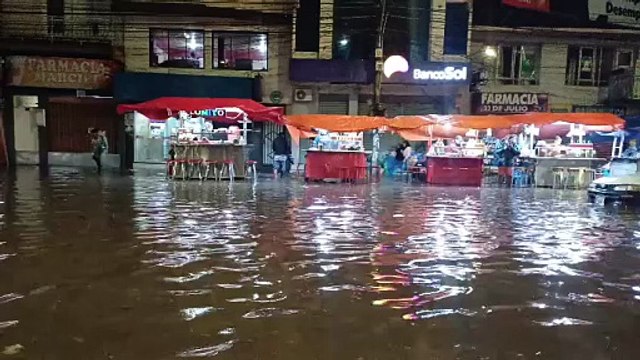 Calles inundadas, así quedó el centro de Quillacollo tras lluvia de este sábado