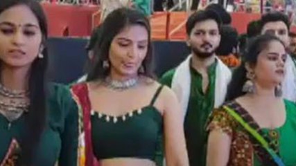 सूरत: रोशनी से जगमगा उठा गरबा पंडाल