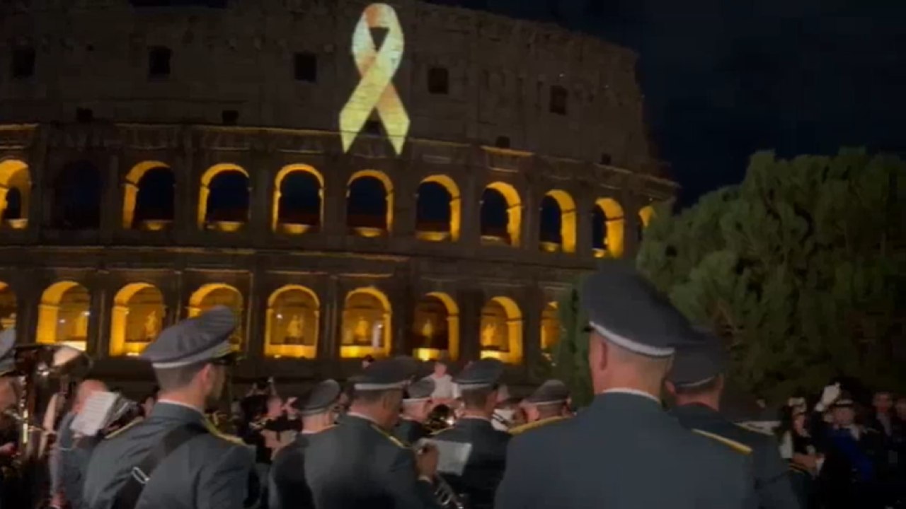 Roma, il Colosseo illuminato per tutti i bambini malati di cancro