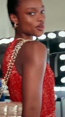 بيلا حديد بطلة حملة مايكل كورس لموسم الأعياد