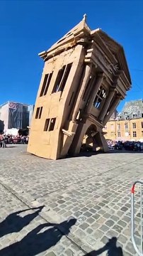 À Charleville-Mézières, le public a détruit une œuvre géante en carton au Festival mondial des théâtres de marionnettes