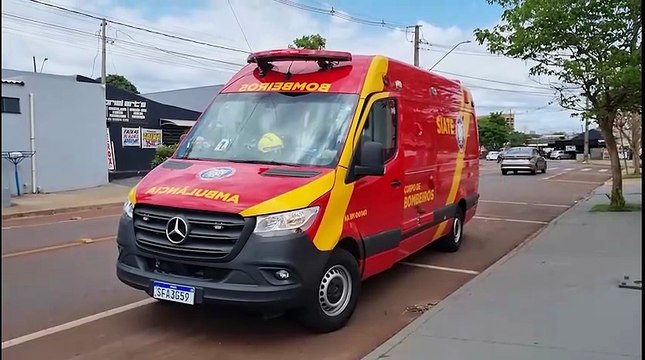 Dois jovens caem de moto na Avenida Tito Muffato e ficam feridos