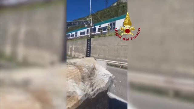 Abbadia Lariana, frana sulla Statale 36: il macigno caduto dalla montagna blocca strada e ferrovia