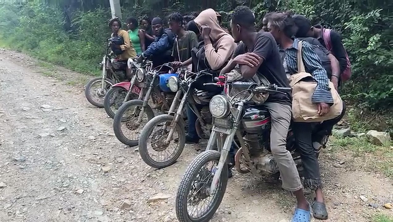 Ejército detiene cinco motociclistas que transportaban a 18 haitianos indocumentados en Dajabón