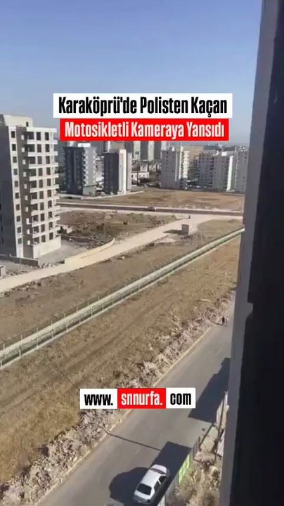 Şanlıurfa’nın Karaköprü ilçesi Mehmetçik Mahallesi’nde bir vatandaşın cep telefonu kamerasına yansıyan görüntülerde, polisten kaçan motosikletli bir gencin yaşattığı kovalamaca dikkat çekti.