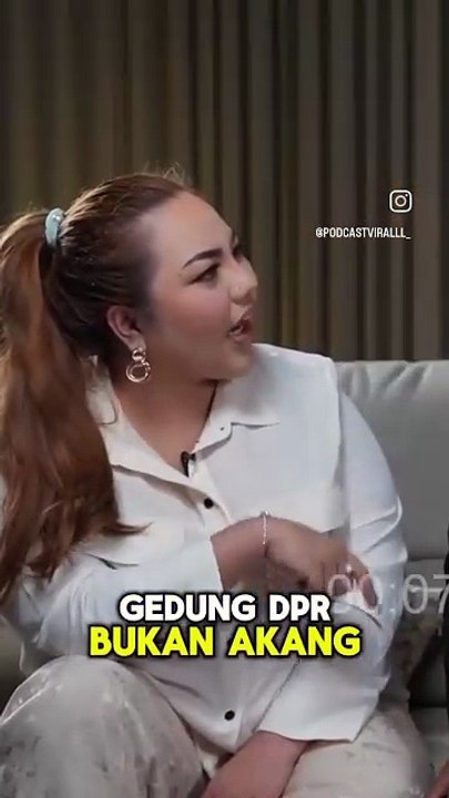 Kang Ridwan Kawe tertekan berada disamping Lisa Mariana
