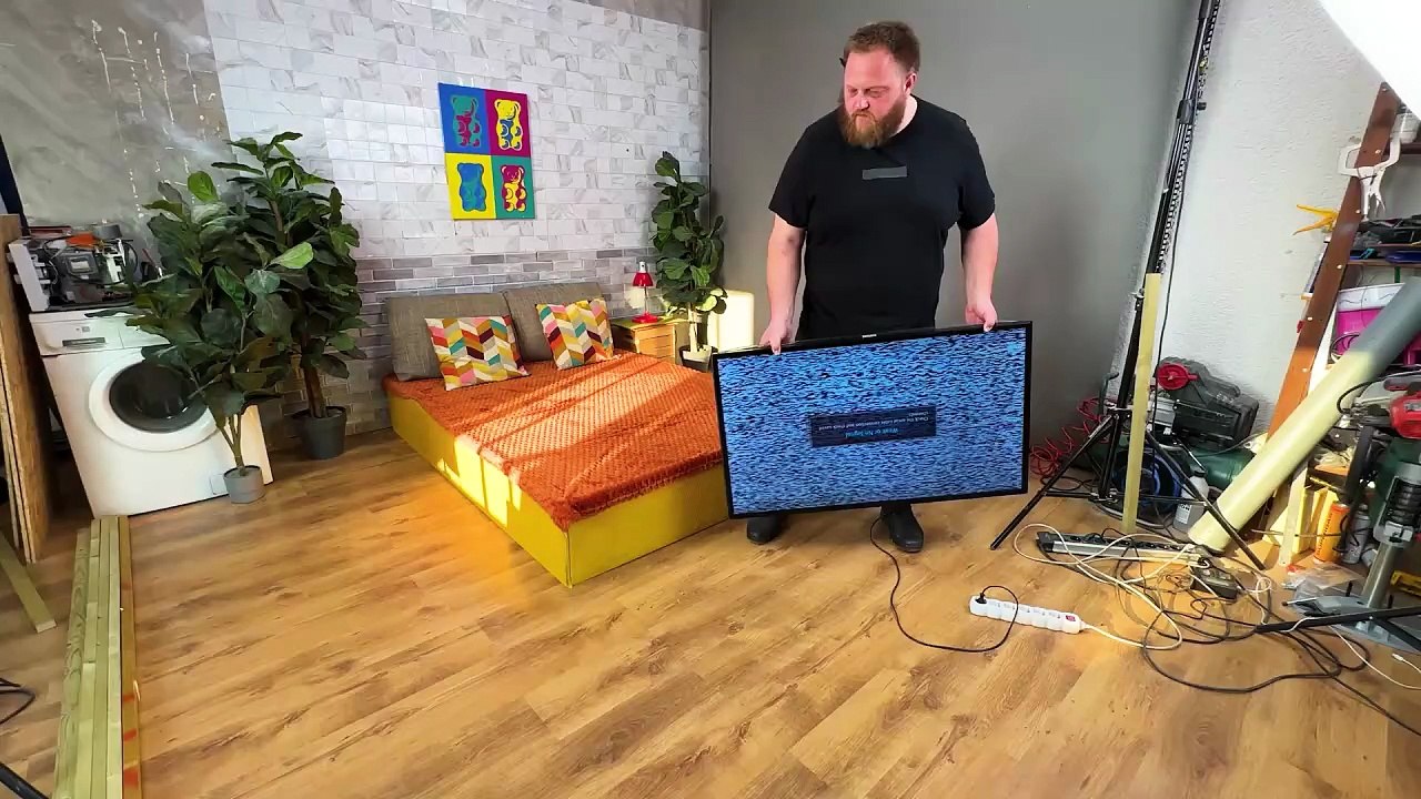 Pull-Out Bed TV  📺